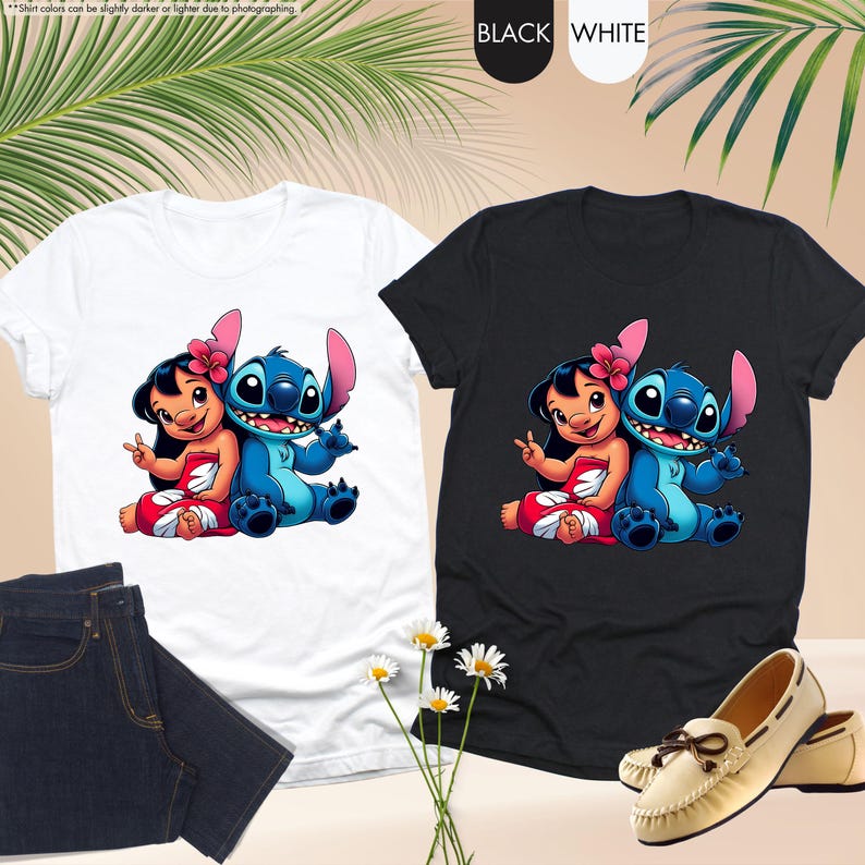 K&ouml;nnte beinhalten: Zwei T-Shirts, eines wei&szlig; und eines schwarz, mit einer Cartoon-Illustration von Lilo und Stitch. Das wei&szlig;e Shirt hat ein blaues und rotes Design, das schwarze Shirt hat ein &auml;hnliches Design. Die Shirts werden mit Jeans und Schuhen gezeigt.