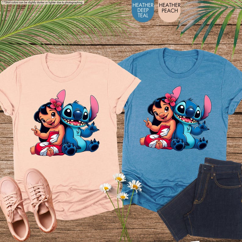 K&ouml;nnte beinhalten: Zwei T-Shirts, eines in Pfirsich und eines in Blau, mit einer Cartoon-Grafik eines M&auml;dchens und eines blauen Au&szlig;erirdischen. Das Pfirsich-Shirt hat passende Turnschuhe. Das blaue Shirt wird mit dunkelblauen Jeans kombiniert. Der Text auf dem Bild lautet: "Die Farben der Shirts k&ouml;nnen aufgrund der Fotografie etwas dunkler oder heller sein."