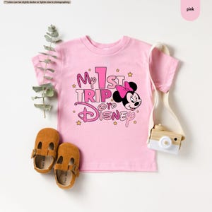 K&ouml;nnte beinhalten: Rosa T-Shirt mit kurzen &Auml;rmeln und einem Aufdruck von Minnie Mouse und dem Text "My 1st Trip to Disney".