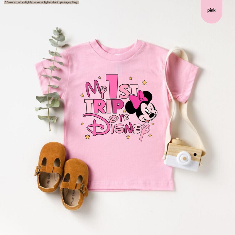 K&ouml;nnte beinhalten: Rosa T-Shirt mit kurzen &Auml;rmeln und einem Aufdruck von Minnie Mouse und dem Text "My 1st Trip to Disney".