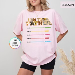 Camiseta Comfort Colors® personalizada "Soy su padre", camiseta infantil personalizada con nombre y sable de luz, camiseta de Star Wars para papá, camiseta "Vida de papá", camiseta del Día del Padre imagen 16