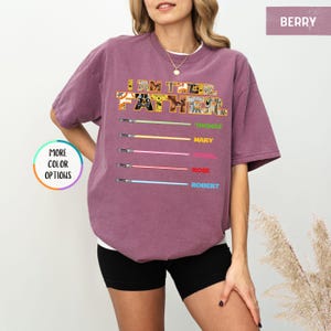 Puede incluir: Una taza de cer&aacute;mica blanca con un asa negra y el texto "But First, Coffee" en negro, con una fuente de estilo manuscrito. La taza est&aacute; sobre una superficie blanca.