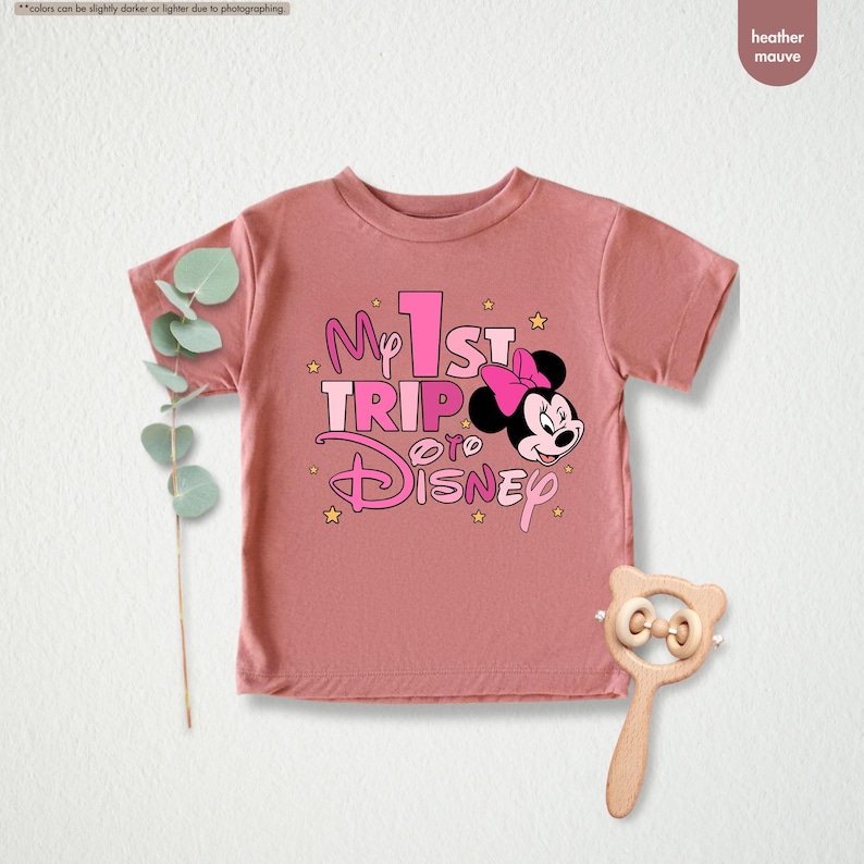 K&ouml;nnte beinhalten: Rosa-heather-mauvefarbenes T-Shirt mit einem pinkfarbenen und schwarzen Minnie Mouse-Motiv und dem Text "My 1st Trip to Disney".