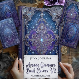 Puede incluir: Una colección de portadas de libros ornamentadas en tonos azules, morados y plateados. El libro central presenta un diseño detallado en relieve con un fondo estrellado. El texto "JUNK JOURNAL" y "Arcane Grimoire Book Covers V2" es visible.
