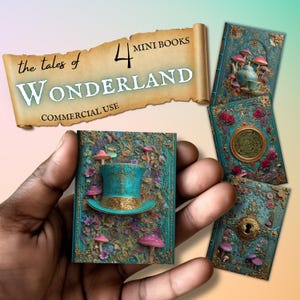 Op de afbeelding: Vier miniatuurboeken met turquoise covers en gouden details, geïnspireerd op Alice in Wonderland. De boeken bevatten illustraties van paddenstoelen, een hoge hoed en een sleutelgat. De banner leest "the tales of Wonderland" en "4 mini books".