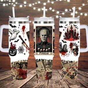 Puede incluir: Tres vasos aislados blancos con asas, cada uno con un diseño de Halloween diferente. Uno tiene un fantasma, murciélagos y un cuchillo ensangrentado. Otro tiene un gráfico de Pinhead. El tercero tiene una casa embrujada y una calavera.