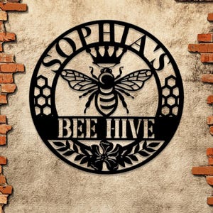 Personalized Bee Farm Sign - Perfect for gardeners and beekeepers. Great for birthdays, housewarmings, or Mother’s Day.