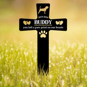 Custom Dog Memorial Garden Stake: Heart and paw design. Perfect for honoring pets. Ideal gift for dog lovers, memorials, or garden decor.