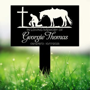 Cowboy com nome personalizado ajoelhado na estaca memorial da cruz: presente de condolências perfeito e placa memorial com tema country.