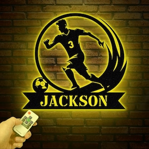 Placa de metal personalizada com bola de futebol e luz LED - Arte de parede esportiva com nome personalizado - Decoração de casa e presente de aniversário para jogadores de futebol