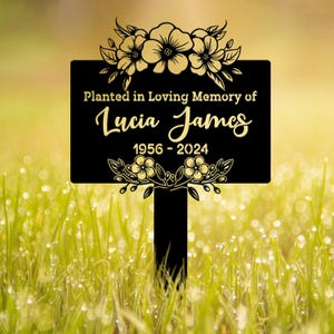 Personalized Memorial Tree Sign: Custom Metal Name Plate with Stake, Tree Plaque Marker. Ideal for outdoor remembrance.