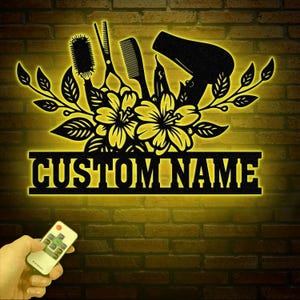 Decorazione murale per parrucchiere con luci a LED - Insegna personalizzata con nome del salone - Decorazione per salone di bellezza - Regalo personalizzato per parrucchiere e appendino per porta