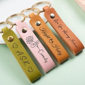 Personalized Birth Flower Leather Keychain,Engraved Name Keyring,Birthday Gift,Gift for Her,Bridesmaid Gifts,Bag Tags,Gift for Mom