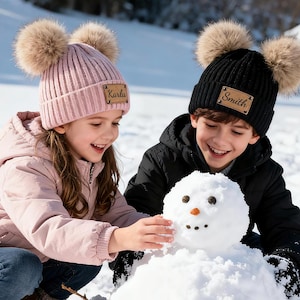 Personalisierte Baby Bommelmütze: Gravur Name, gestrickte Wintermütze