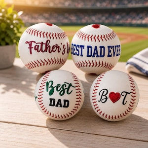 Puede incluir: Cuatro pelotas de béisbol blancas con costuras rojas. Dos pelotas tienen los textos "Father's" y "Best Dad Ever" en azul. Las otras dos pelotas tienen el texto "Best Dad" en verde y "B ❤️ T" en negro con un corazón rojo.