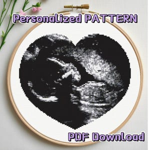 Może przedstawiać: Czarno-białe zdjęcie USG dziecka w kształcie serca, z tekstem "Personalized PATTERN" u góry i "PDF Download" na dole.