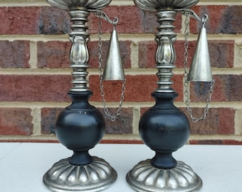 Juego de dos candelabros altos con apagavelas incorporados.