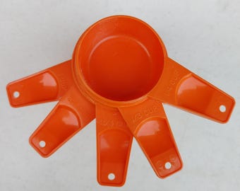 Juego de 5 cucharas medidoras Tupperware originales en color naranja brillante.