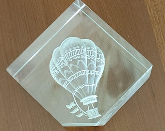 Lucite Etched Interior Hot Air Balloon paperweight/display Clear 2 1/2 X 2 1/2