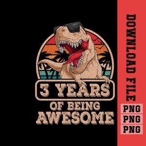 Könnte beinhalten: Ein schwarzes T-Shirt-Design mit einem Cartoon-Tyrannosaurus Rex mit Sonnenbrille, offenem Mund und herausgestreckter Zunge. Das Design enthält den Text "3 YEARS OF BEING AWESOME" in einer Retro-Schriftart, vor einem Sonnenuntergangshintergrund.