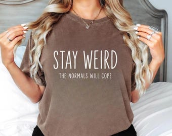 Maglietta Stay Weird, maglietta alla moda per introversi, maglietta minimalista retrò, maglietta con umorismo da introverso, maglietta divertente e sarcastica, maglietta sarcastica, idea regalo divertente