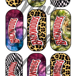 Könnte beinhalten: Ein Bogen mit zwölf ovalen Nagelaufklebern mit dem rot-weißen Backwoods-Logo. Die Muster umfassen Leopardenmuster, schwarz-weißes Schachbrettmuster, grünes Laub und violetten Rauch. Oben ist eine Comicfigur und der Text Backwoods Mix 40mm.