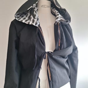 Jaqueta com capuz feita com tecidos de lã Emanuel Ungaro, papel de algodão estampado Dries van Noten e seda com estampa de gato NotThatSexy, feita à mão e peça única.