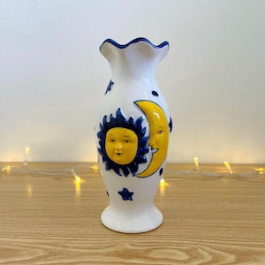 Vintage hemelse bloemenvaas met handgeschilderde zon, maan en sterren, witte en blauwe kosmische vaas, grillig huisdecor