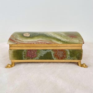Vintage Schmuckschatulle aus grünem Onyx und Messing mit Löwenpfotenfüßen, Schmuckschatulle mit Scharnier, Mid-Century-Marmorstein-Eitelkeitsdekor, hergestellt in Italien