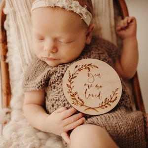 Holzscheibe, Holzschild Meilensteinkarte you are so loved, Fotoaccessoire Newbornshooting / Babybauchshooting