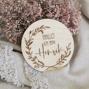 Holzscheibe Hallo ich bin / Schild zur Geburtsverkündung/ Namensverkündung/ Baby Holzscheibe mit Blumenranke