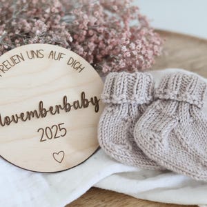 Holzschild Schwangerschaftsverkündung / Wir bekommen ein Baby / Holzscheibe