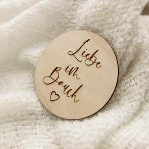 Holzschild Liebe im Bauch / Holzscheibe Schwangerschaft / Fotoaccessoire