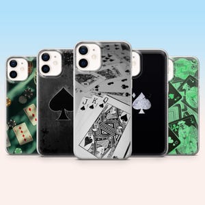 Może przedstawiać: Kolekcja etui na telefony z motywami kart do gry. Etui prezentują różne kolory i figury kart, w tym piki, trefl i karo. Niektóre etui mają czarno-białą estetykę, podczas gdy inne zawierają zielone i złote akcenty. Etui są ułożone w rzędzie.
