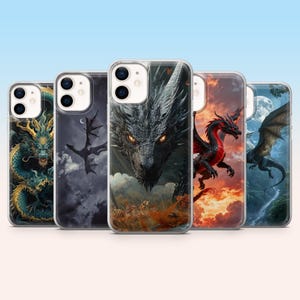 Può includere: Una collezione di cinque custodie per telefono con opere d'arte di draghi. Le custodie presentano vari disegni di draghi, tra cui un drago verde acqua e oro, una silhouette di drago nero, un primo piano di un drago grigio con occhi luminosi, un drago rosso e un drago in volo.