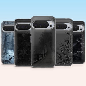 Peut inclure: Une collection de cinq coques de téléphone avec des motifs de paysages d'hiver. Les coques présentent des images de forêts enneigées, de flocons de neige et d'un chemin dans une zone brumeuse et enneigée. Les coques sont noires et grises avec une bordure transparente.