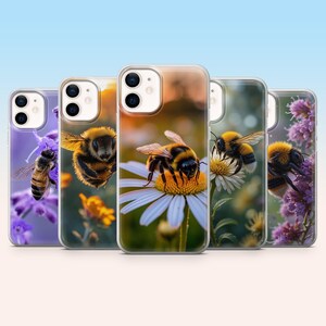 Puede incluir: Cinco fundas para smartphone dispuestas en fila, cada una con una fotografía de alta resolución de un abejorro sobre una flor. Los diseños incluyen abejas sobre lavanda morada, flores naranjas, margaritas blancas y flores de jardín.
