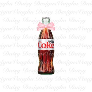 Könnte beinhalten: Eine Glasflasche Diät-Cola mit einer rosa Schleife um den Hals. Die Flasche steht auf einem weißen Hintergrund.