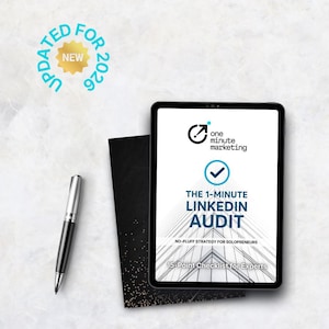 Puede incluir: Una tableta digital muestra "THE 1-MINUTE LINKEDIN AUDIT" con una lista de verificación y el logotipo "one minute marketing". Un cuaderno negro, un bolígrafo plateado y una insignia "UPDATED FOR 2026" también son visibles.