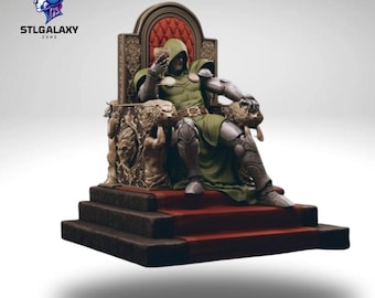 Puede incluir: Una figura verde y plateada del Doctor Doom sentado en un trono con un cojín rojo. El trono está decorado con detalles dorados y dos estatuas de leones. La figura está sobre una plataforma de tres escalones.