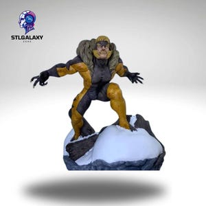 以下が含まれることがあります： マーベルコミックのキャラクター、セイバートゥースの精巧なアクションフィギュアです。フィギュアはダイナミックなポーズで、片手を上げて、もう片方は拳を握っています。セイバートゥースは、特徴的な黄色と茶色のコスチューム、鋭い爪、そして獰猛な表情で描かれています。フィギュアは雪が積もった岩場の上に立っています。