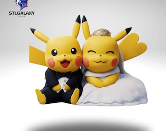 Puede incluir: Un Pikachu amarillo con un esmoquin negro y un Pikachu amarillo con un vestido de novia blanco. El Pikachu con el esmoquin tiene las manos juntas frente a él. El Pikachu con el vestido de novia tiene las manos juntas frente a él. El Pikachu con el vestido de novia lleva una corona dorada.