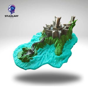 Könnte beinhalten: Ein 3D-gedrucktes Modell einer Steinburg auf einer grünen Insel, umgeben von blauem Wasser. Die Burg hat einen hohen Turm und einen gewundenen Weg, der hinauf führt.