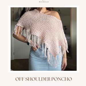 Könnte beinhalten: Hellrosa gehäkelter Off-Shoulder-Poncho mit Fransen. Das Bild enthält den Text "CROCHELLE" und "OFF SHOULDER PONCHO". Entworfen von Michelle Fabry.