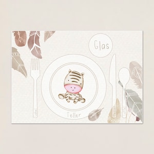 Könnte beinhalten: Ein Platzset mit einer Zebra-Illustration in der Mitte. Das Platzset ist mit den Bezeichnungen "Gals", "Teller", "Lesser" und "Gable" am Rand versehen. Das Platzset ist mit Aquarell-Federn verziert.