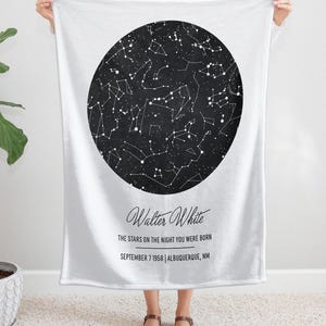 Peut inclure: Couverture blanche avec un cercle noir orné d'un motif de constellations blanches. Le texte "Walter White", "THE STARS ON THE NIGHT YOU WERE BORN" et "SEPTEMBER 7 1958 | ALBUQUERQUE, NM" est imprimé.