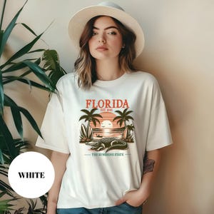 Comfort Colors® Florida Sunshine State T-Shirt, Vintage Alligator Graphic Tee with Tropical Sunset Retro Florida Travel Shirt for Men, Women