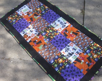 October decoration Halloween tablerunner reversible black orange haunted house witches ghosts vampires zombies black cat bats