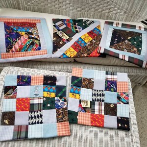 Puede incluir: Cuatro almohadas cuadradas con un dise&ntilde;o de patchwork hecho de diferentes recortes de tela de colores y patrones. Las almohadas est&aacute;n dispuestas en una silla y un reposapi&eacute;s de mimbre blanco.