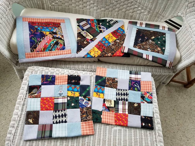 Puede incluir: Cuatro almohadas cuadradas con un dise&ntilde;o de patchwork hecho de diferentes recortes de tela de colores y patrones. Las almohadas est&aacute;n dispuestas en una silla y un reposapi&eacute;s de mimbre blanco.